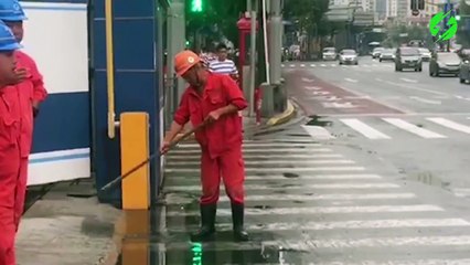 Dire que ce gars est payé pour faire ça...