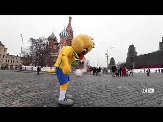 Canarinho visita a Praça Vermelha em Moscou