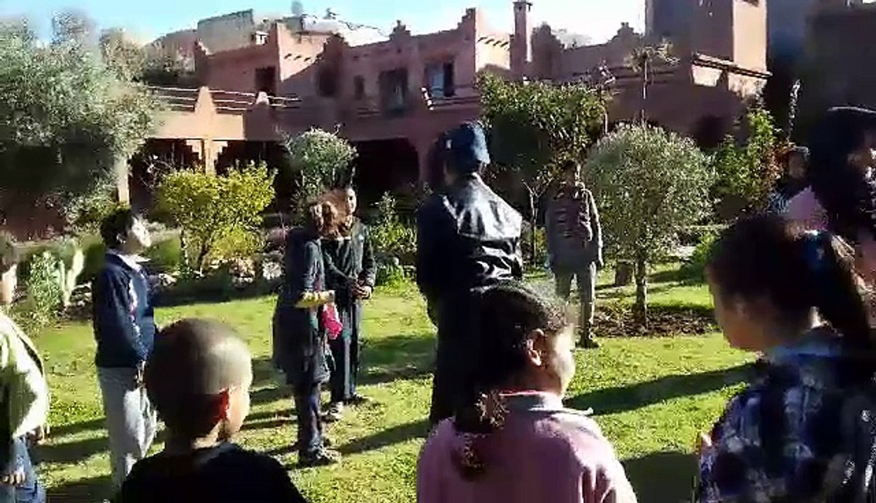 Lancement de ballons tour à tour en dispositif en cercle