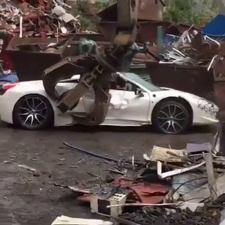 Une Ferrari finit en miettes à la casse alors qu'elle n'avait pas été volée