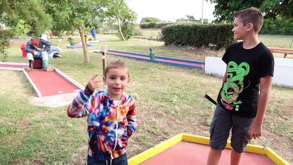 MINI-GOLF CHALLENGE !!! - Mère VS Fils - Parcours thématique - Looping, Requin, Pirate, Dragon...