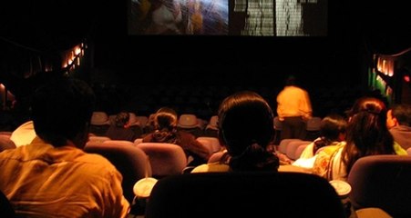 Sinema Koltuğuna Kafası Sıkışan İzleyici, Hayatını Kaybetti