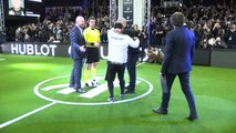 Maradona, Bolt y otras figuras juegan juntos fútbol
