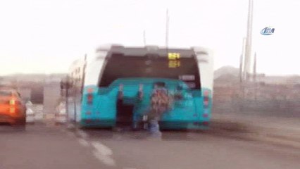 Patenci gençlerin kıl payı ölümden döndüğü anlar kamerada