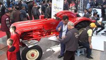 Paha biçilemeyen 56 yıllık traktör ziyaretçilerinin dikkatini çekiyor