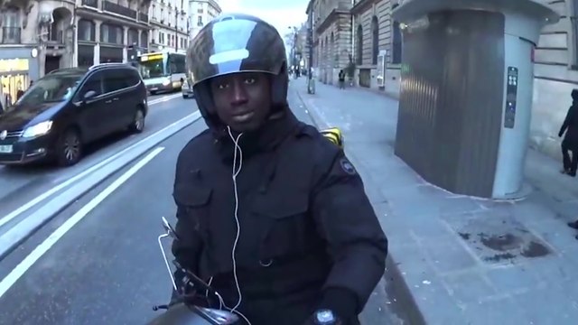 Deux jeunes à vélo empêchent un homme en scooter de rouler sur une piste cyclable