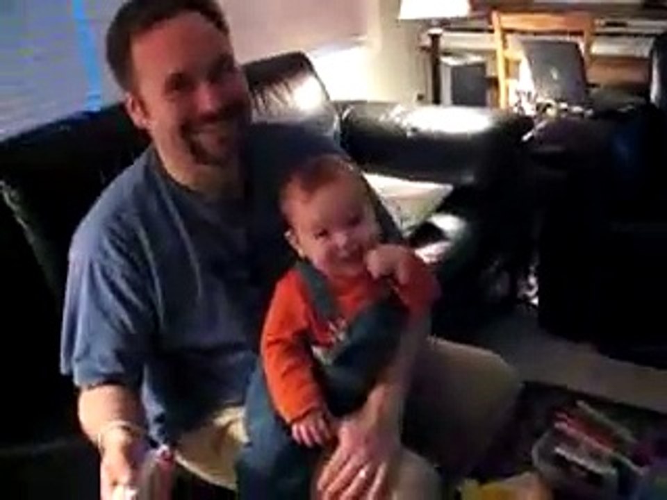 Un bébé rit de la wii