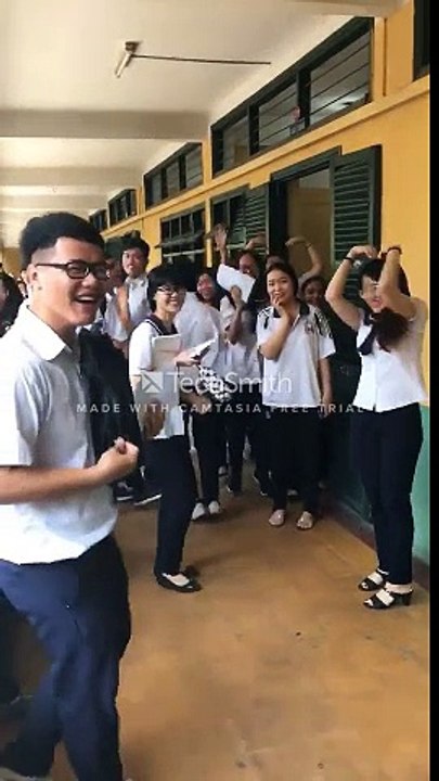 Hình ảnh quen thuộc của tuổi học trò: Bạn mang một cái đầu đất đi thi nhưng gặp giáo viên gác thi dễ tính be like!