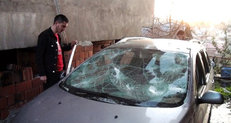 Arkadaşına Sinirlendi, Elindeki Çekiç İle Kendi Arabasını Parçaladı