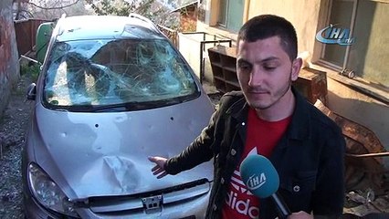 Arkadaşına kızdı aracını çekiçle parçaladı