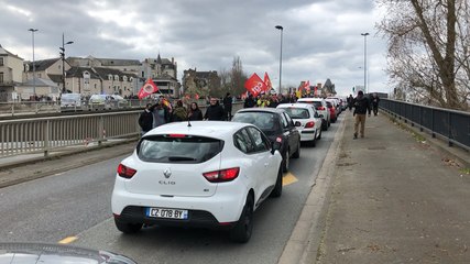 Les manifestants prennent la voie rapide et la bloquent