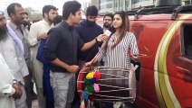 قذافئ اسٹیڈیم کے باہر ڈھول بجانے والی لڑکی سب کی توجہ کا مرکز بن گئی