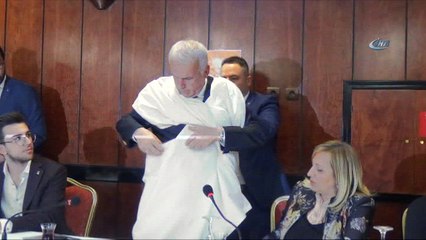 Kefenini giydi, il başkanlığına adaylığını açıkladı