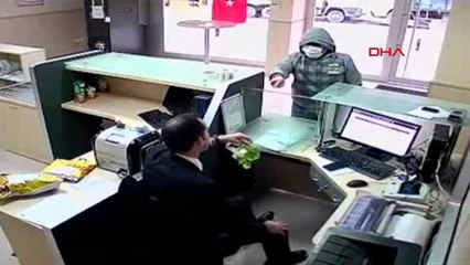 PTT memuru soyguncuya böyle direndi