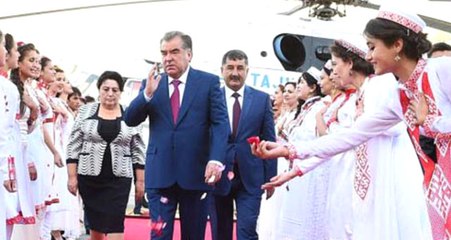 Tacik Hükümeti Kadınların Nasıl Giyinmesi Gerektiği ile İlgili Kitapçık Yayınladı