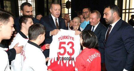 Down Sendromlu Sporcuların Hediye Ettiği 53 Numaralı Forma, Erdoğan'ı Mest Etti