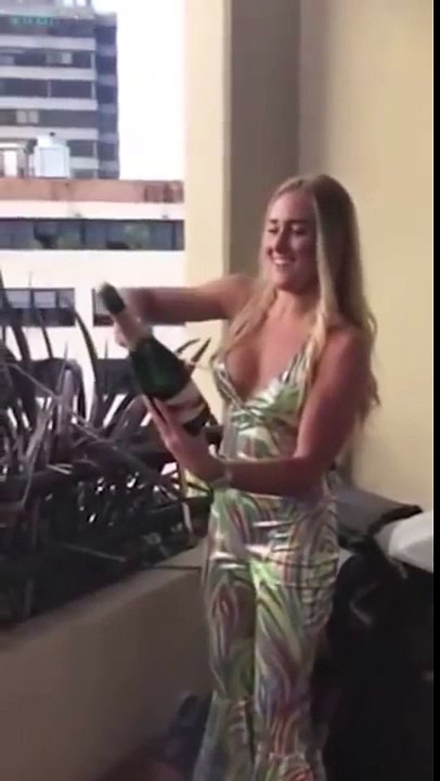 Quand une blonde débouche une bouteille de champagne avec un couteau