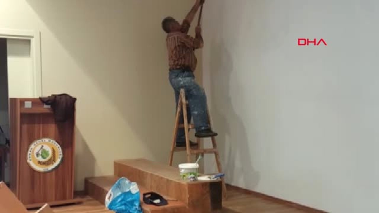 Karabük Merdiveni Ayakları Gibi Kullanan Boyacı İlgi Çekiyor