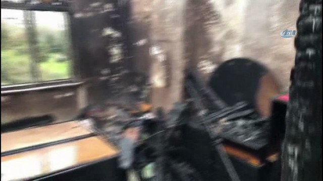 Pendik'te 3 katlı binada yangın...Bina sakinleri kendileri güçlükle dışarı attı