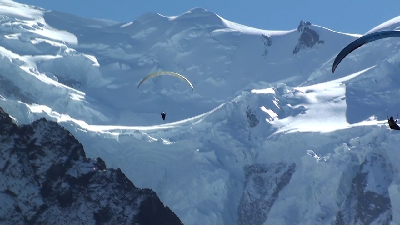 Parapente sur fond de Mont Blanc.