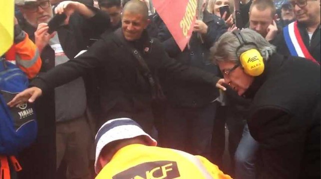 Macron, ça va péter : hilare, Mélenchon fait sauter un explosif avec les cheminots