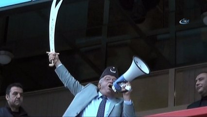 Vali Şentürk, kılıç kuşanıp balkon konuşması yaptı