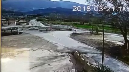 2 kişinin yaralandığı kaza saniye saniye kamerada