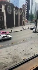 Ce gars s'amuse à capturer des pigeons avec un filet... WTF??