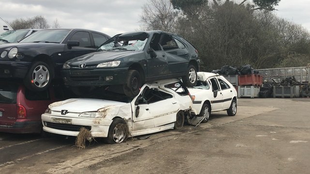 Saisis par la justice, des véhicules terminent en cube