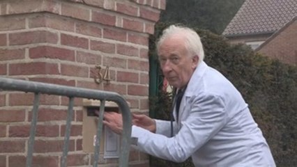 Tarbania satirical group mocks Puigdemont in front of his house in Waterloo