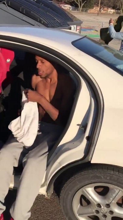 Elle surprend son copain avec une autre fille à l'arrière de sa voiture et il lui sort une excuse bidon : c'est une voleuse