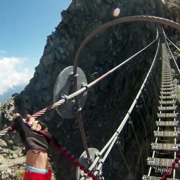 Auriez-vous le courage de traverser ce pont suspendu... Vertigineux