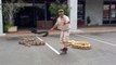 Cet homme s’entoure des 3 plus gros serpents du monde