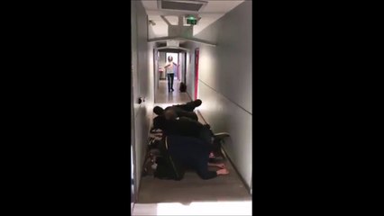 Lui il va avoir très mal au front et ses potes mal au dos