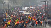 Parigi, migliaia in piazza contro i tagli al lavoro pubblico