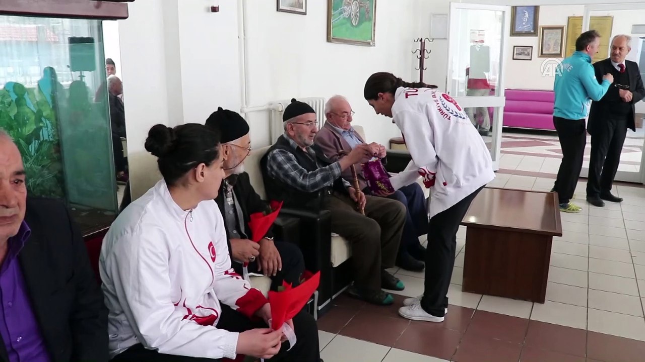 Genç milli boksörler yaşlıların dualarını aldı - ÇANKIRI