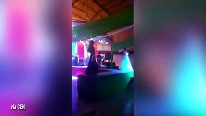 ملكة جمال تدفع زميلتها علي خشبة المسرح بعد فوزها