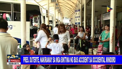 Télécharger la video: Pres. #Duterte, nakiramay sa mga biktima ng bus accident sa Occidental Mindoro