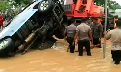 Banjir di Samarinda Sebabkan Mobil Terbalik