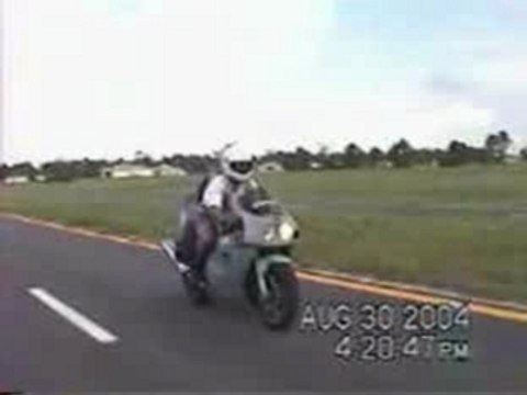 Regis fait de la moto avec sa copine