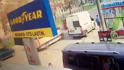 İki aracın arasında feci şekilde sıkıştı