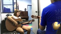 Aluna aprendendo em uma só aula várias músicas