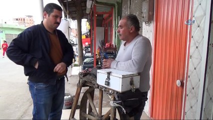 Ekmek teknesini 30 yıldır sırtında taşıyor