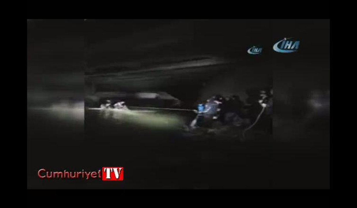Yurttaşların dereye düşen araçtaki polisleri ku...