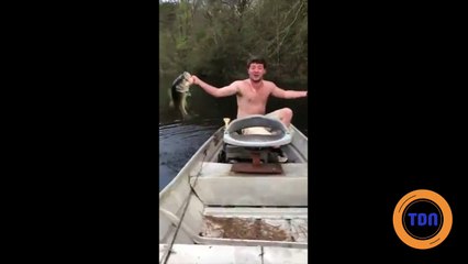 Il attrape un poisson... à la main !