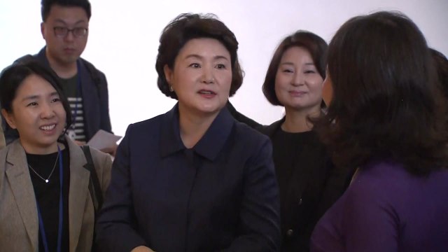 김정숙 여사, 베트남 주석 부인과 손잡고 박물관 관람 / YTN