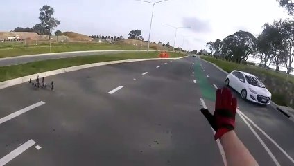 Il s'arrête pour faire traverser des canards au milieu de la route