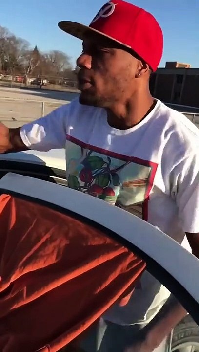 Elle surprend son copain avec une autre fille dans sa voiture... il dit que c'est une voleuse