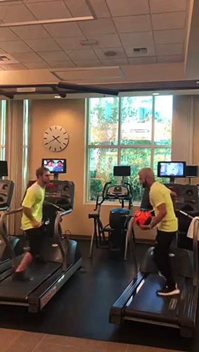 Dribbles de foot sur des tapis de courses ! Risqué