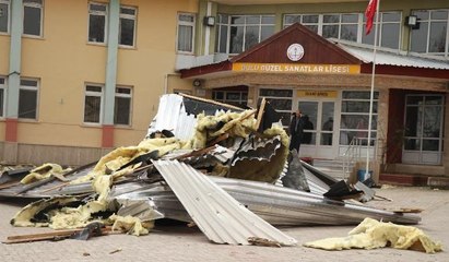 Bolu’da şiddetli rüzgar okulun çatısını uçurdu